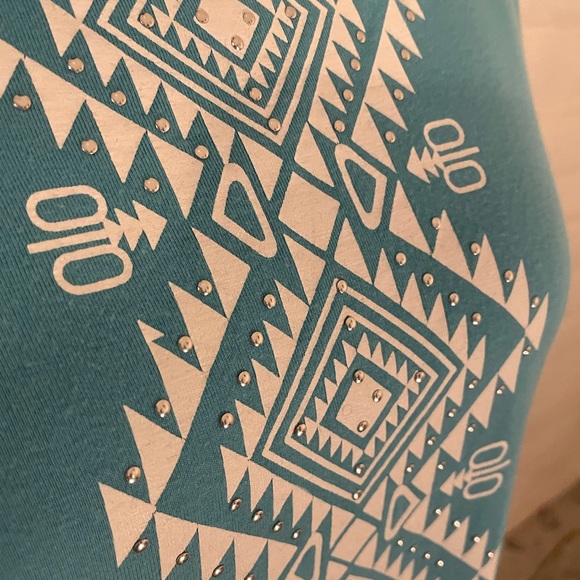 Pink Cattlelac aqua scoop neck top with white tribal print & silver studs, sz L - Picture 3 of 4